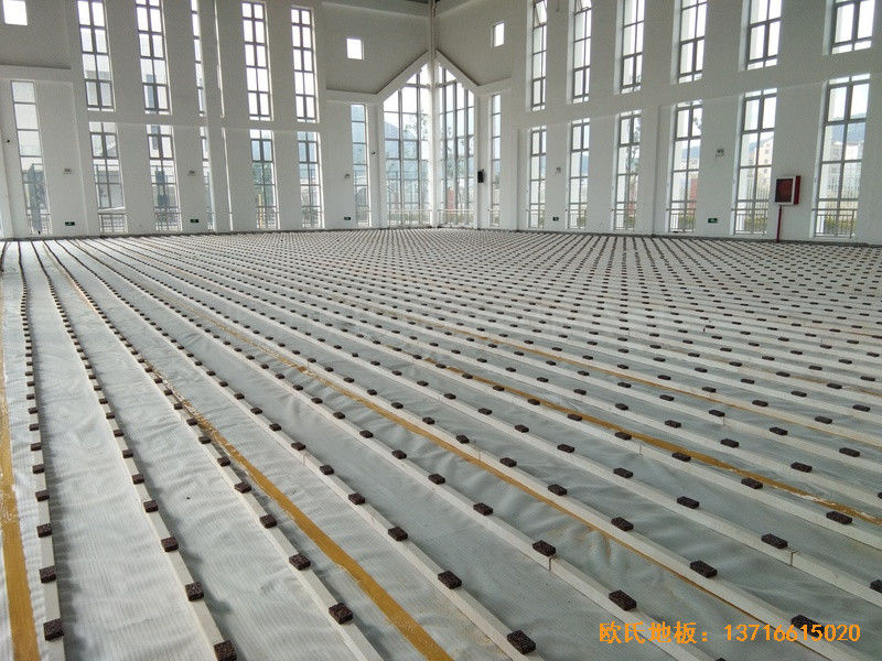 浙江溫嶺石橋頭中心小學(xué)籃球館運動木地板安裝案例1