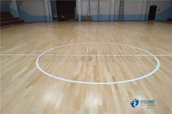 籃球館室內(nèi)木地板翻新1