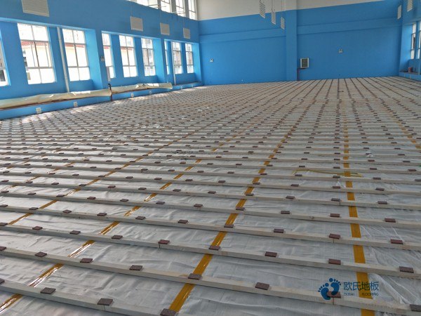 大學(xué)運(yùn)動籃球木地板造價(jià)